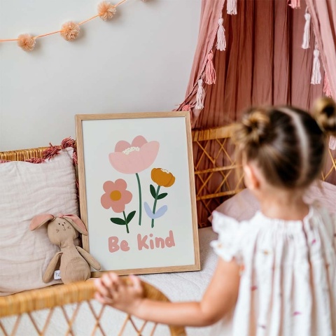 Plakat dla dzieci z kwiatkami i napisem Be Kind w ramce ustawiony w przytulnym pokoju dziewczynki