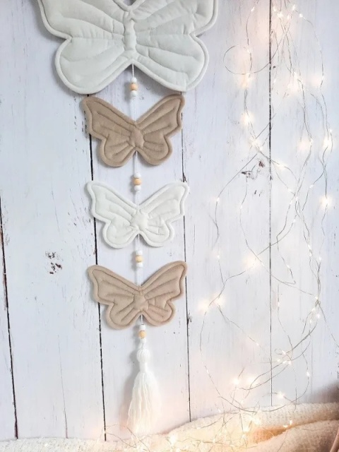 beżowa zawieszka z motylkami dekoracja do pokoju dziecka w stylu boho