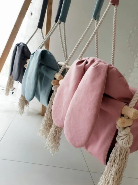 Huśtawki dziecięce boho w różnych kolorach – drewniane z bawełnianymi linami