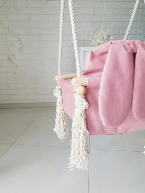 Detal różowej huśtawki dziecięcej boho – drewniane elementy i bawełniane liny