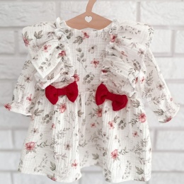 Muślinowa sukienka dla dziewczynki w kwiaty z czerwoną kokardą – delikatna, elegancka, handmade