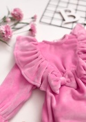 zbliżenie rękawa body niemowlęcego różowego welurowego falbana miękki materiał