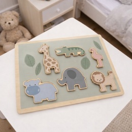 Drewniane puzzle safari dla dzieci Jabadabado ułożone na stoliku w pokoju dziecięcym