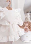 Sukienka dziecięca ecru z falbankami zbliżenie detali elegancka stylizacja