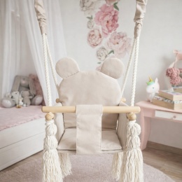Beżowa huśtawka dziecięca w kształcie misia, drewniany bujak do pokoju dziecka w stylu boho