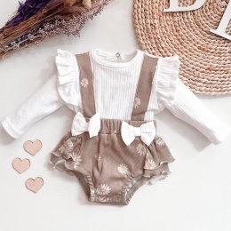 Komplet niemowlęcy dla dziewczynki body i spodenki na szelkach w kwiaty – styl boho, elegancki zestaw