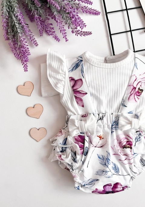 Body z bloomersami dla dziewczynki w kwiaty – falbanki i kokardki, detal produktu