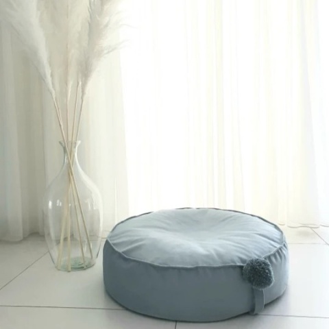 Miętowa pufa dla dziecka velvet w jasnym pokoju dziecięcym