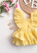 Rampers niemowlęcy żółty z muślinu w stylu boho z dekoracją kwiatową