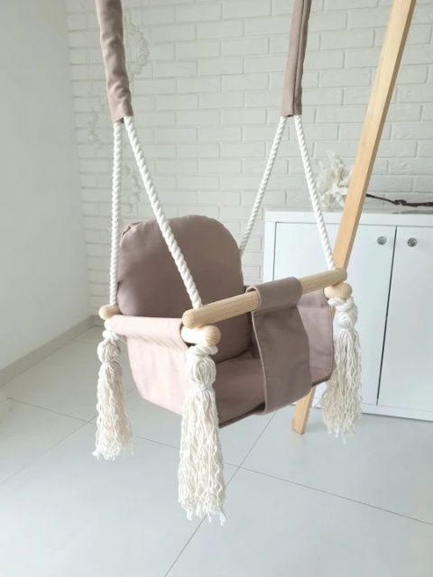 Drewniana huśtawka dla dziecka w stylu boho w kolorze beżowym z ozdobnymi chwostami