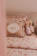 Personalizowana poduszka z imieniem i koronką w pokoju dziewczynki – dekoracyjna poduszka vintage w kolorze pudrowego różu