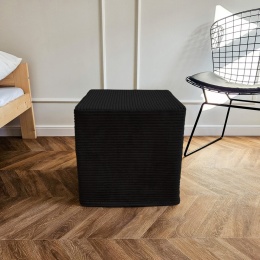 Czarna pufa kostka sztruksowa 40x40 MANCHESTER w nowoczesnym minimalistycznym wnętrzu