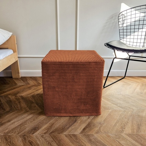 Ruda pufa kostka sztruksowa 40x40 MANCHESTER w jasnym minimalistycznym wnętrzu z drewnianą podłogą