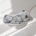 Poduszka newborn z czarno białą ilustracją śpiącego niemowlęcia detal nadruku