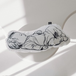 Poduszka newborn z czarno białą ilustracją śpiącego niemowlęcia detal nadruku