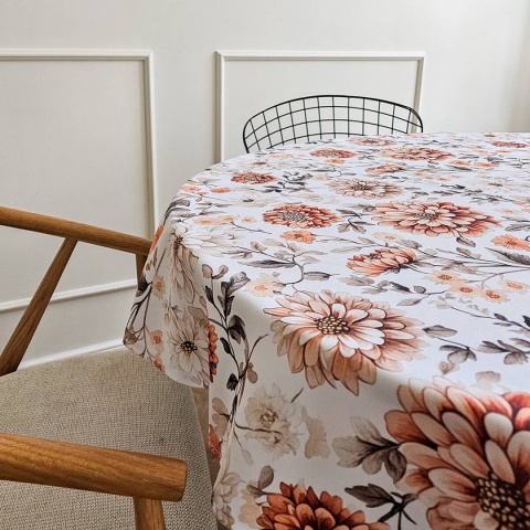 Kwiatowy obrus okrągły FLORAL F43 dalie na stole w nowoczesnym wnętrzu