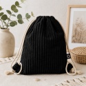 czarny plecak worek dziecięcy ze sztruksu na sznurkach, miękki materiał, stylowy minimalizm, naturalne tło, akcesoria dla dzieci