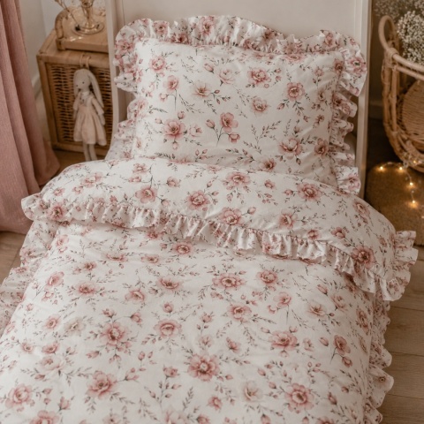 Romantyczna pościel dziecięca w kwiaty z ozdobną falbanką – bawełniana pościel do pokoju dziewczynki w stylu vintage
