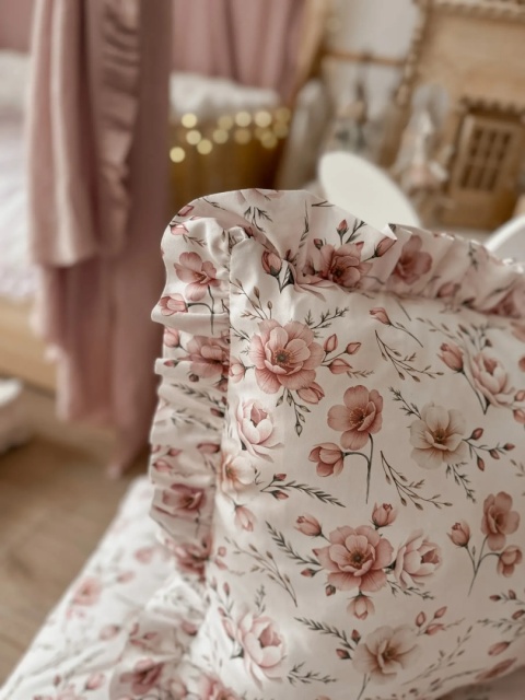 Dekoracyjna poszewka dziecięca w pudrowe kwiaty z ozdobną falbanką – romantyczna poduszka do pokoju dziewczynki w stylu vintage