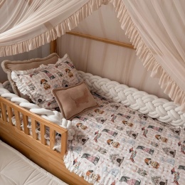 Pościel dziecięca w pieski z ozdobną falbanką w łóżku domku – przytulna pościel dla dziecka w stylu vintage i boho
