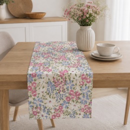 Bieżnik w pastelowe kwiaty floral boho na drewniany stół w jasnym wnętrzu