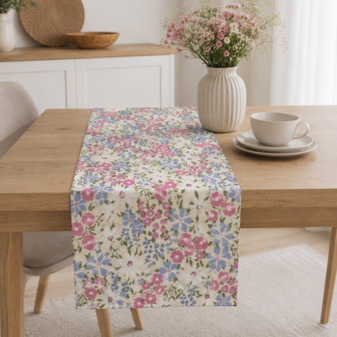 Bieżnik w pastelowe kwiaty floral boho na drewniany stół w jasnym wnętrzu