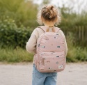 Dziewczynka z plecakiem Kidzroom w autka – lekki plecak dziecięcy do przedszkola i na wycieczki.