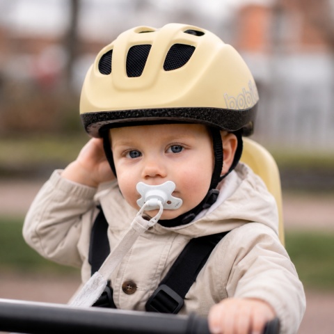 kask rowerowy dziecięcy Bobike na dziecku podczas jazdy rowerem