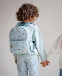 Chłopiec z niebieskim plecakiem Kidzroom w pojazdy – plecak do przedszkola dla dziecka