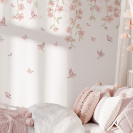 Tapeta Sakura z pastelowymi kwiatami wiśni, ptaszkami i motylami w pokoju dziewczynki