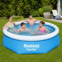 Basen rozporowy Bestway Fast Set w ogrodzie dla dzieci i całej rodziny – dmuchany basen na lato