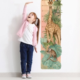 Miarka wzrostu Safari z żyrafą, małpką i tropikalnymi liśćmi w pokoju dziecka.