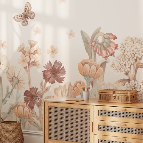 Pastelowa tapeta z kwiatami i motylami do pokoju dziewczynki w delikatnym stylu boho