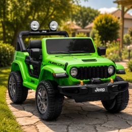 Zielony Jeep Rubicon 4x4 na akumulator dla dzieci podczas zabawy w ogrodzie