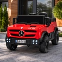 Czerwony Mercedes Unimog HM7588 na akumulator dla dzieci ustawiony na podjeździe przed domem.
