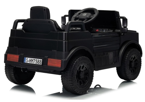 Auto na akumulator Mercedes Unimog HM7588 czarne – kierownica, kokpit oraz wygodne siedzisko dla dziecka.