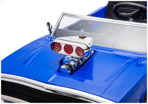 Sportowa maska z efektownym kompresorem w aucie na akumulator Dodge Charger R/T niebieskim.
