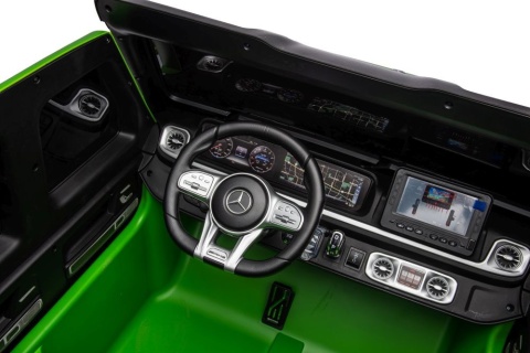 Kokpit i kierownica w Mercedesie G63 XXL na akumulator