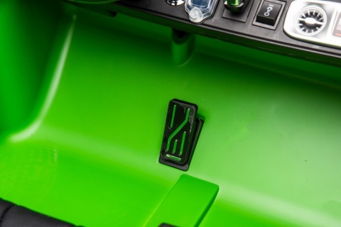 edał gazu w dziecięcym Mercedesie G63 XXL na akumulator