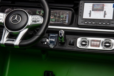 Panel sterowania i przełączniki w Mercedesie G63 XXL dla dzieci