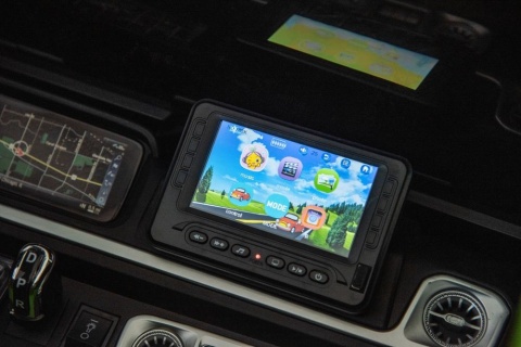 Dotykowy ekran multimedialny w Mercedesie G63 XXL dla dzieci