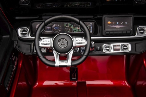Kokpit samochodu na akumulator Mercedes G63 dla dzieci z kierownicą i panelem multimedialnym.