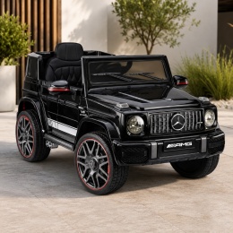 Auto na akumulator Mercedes AMG G63 czarne – elektryczny samochód dla dzieci w ogrodowej aranżacji.