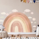Beżowa naklejka ścienna tęcza boho z chmurkami w przytulnym pokoju dziecięcym z drewnianymi zabawkami.