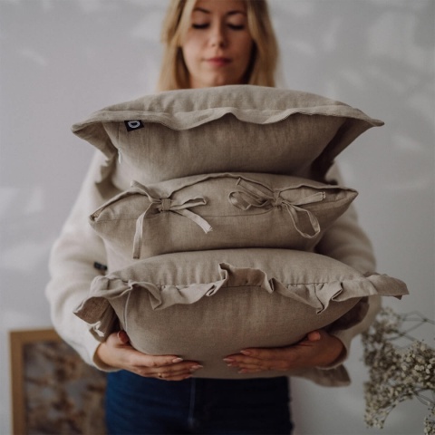 Kolekcja lnianych poduszek dekoracyjnych LINEN Natural z falbaną i troczkami wykonanych ze 100% lnu w naturalnym beżowym kolorze