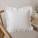 Biała poduszka lniana z falbaną Linen White wykonana ze 100% naturalnego lnu na drewnianym fotelu