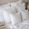 Białe poduszki lniane Linen White ze 100% lnu w eleganckiej aranżacji sypialni