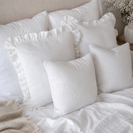 Białe poduszki lniane Linen White ze 100% lnu w eleganckiej aranżacji sypialni