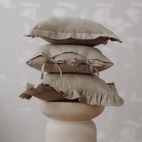 Lniane poduszki dekoracyjne LINEN Natural w beżowym kolorze, poduszki z falbaną