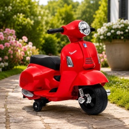Czerwony skuter Vespa GTS 300 Mini na akumulator dla dzieci w ogrodzie